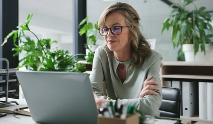 frau_vor_laptop-1