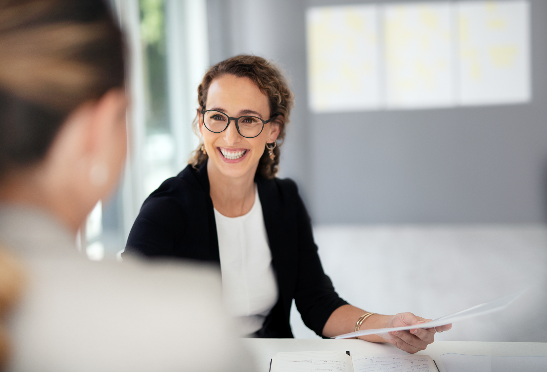Businessfrau lächelt im Gespräch