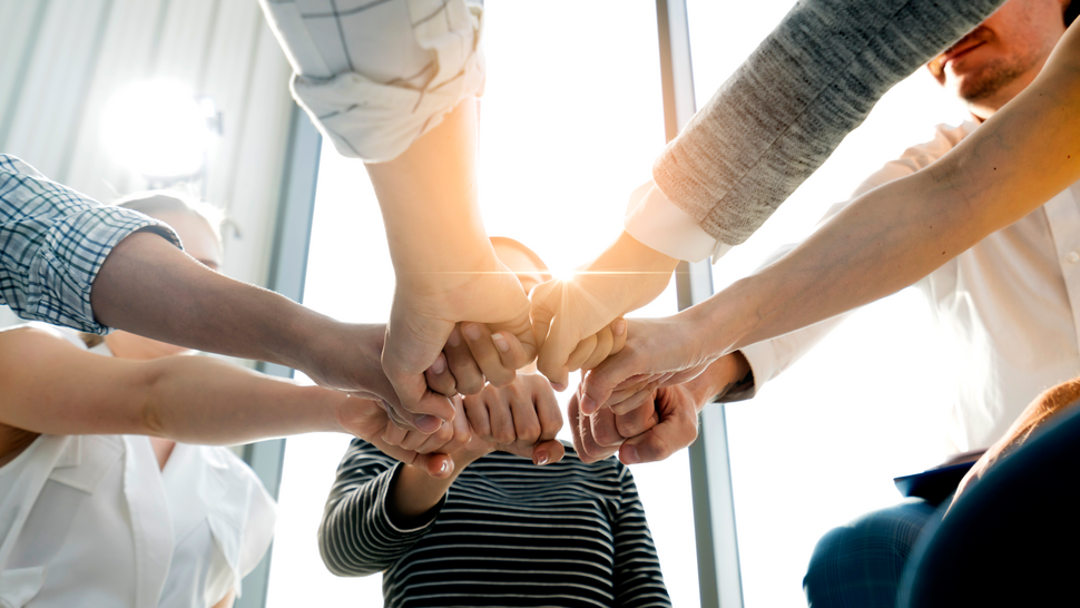 csm_Fist_bump_gruppe_e8d0b16886