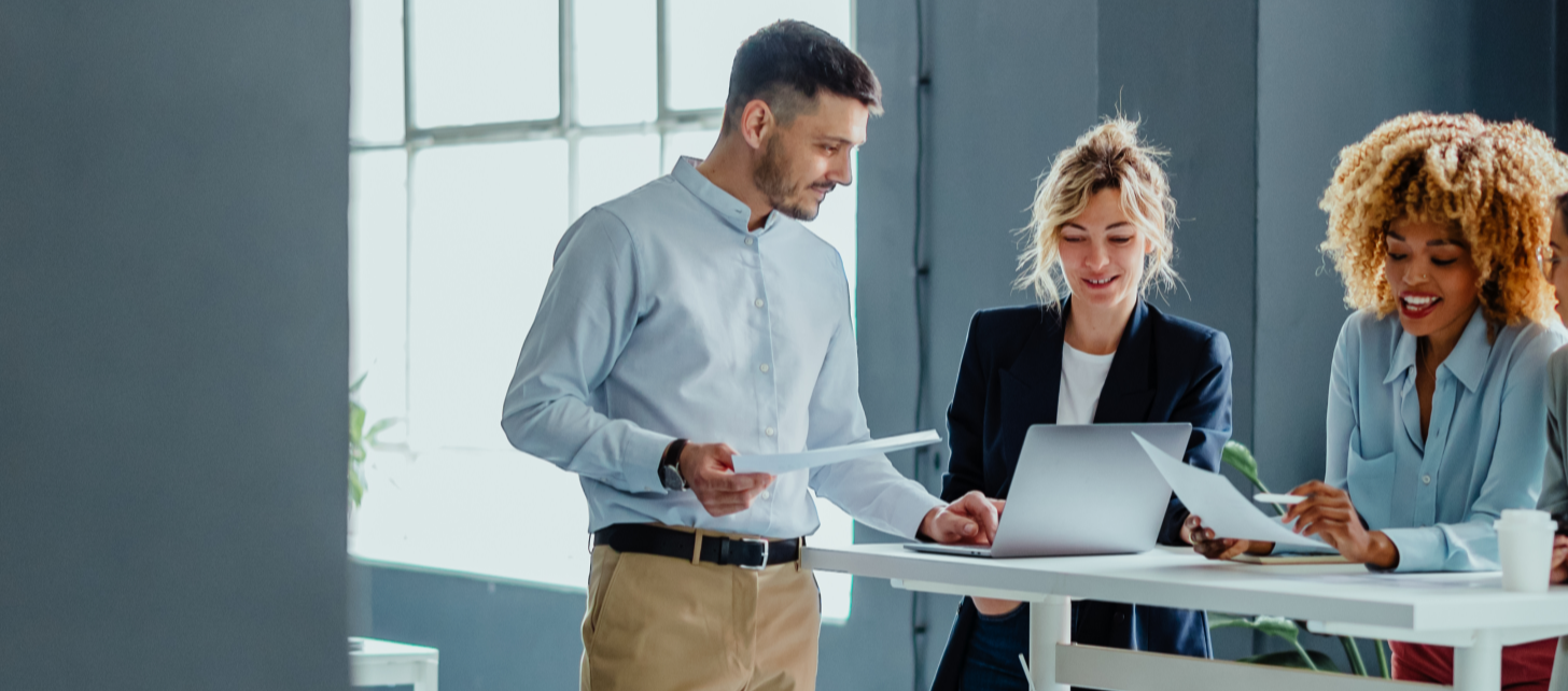 Gruppe von Personen arbeitet am Tisch im Büro
